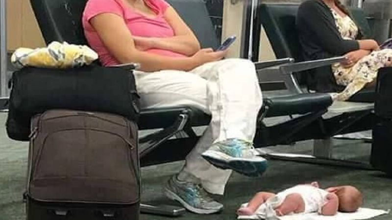 Skrytykowali matkę za położenie dziecka na podłodze lotniska. Ona wcale nie zrobiła tego bez powodu
