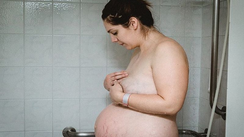 Kobieta w szczerym poście opisuje emocje związane ze swoim ciałem kilka godzin po porodzie