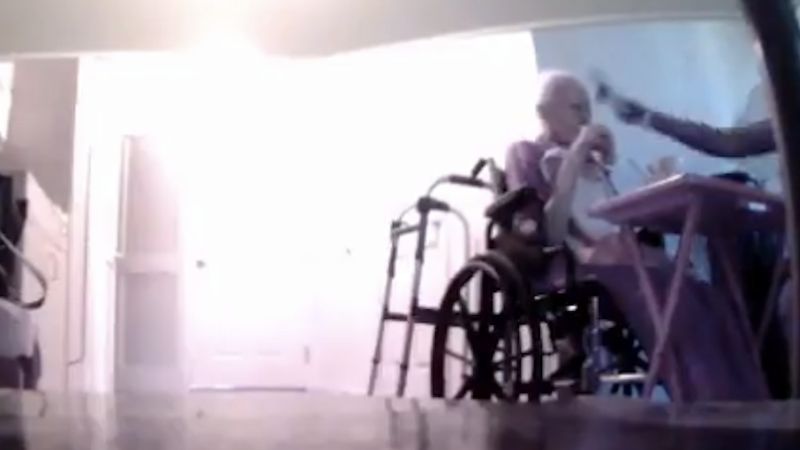 Rodzina była zaniepokojona stanem 95-letniej mamy. W jej pokoju niepostrzeżenie umieszono kamerę