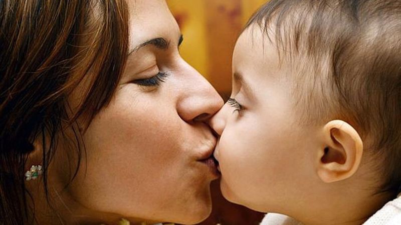 Czy rodzice powinni całować swoje dziecko w usta? Psychologowie zdradzają odpowiedź