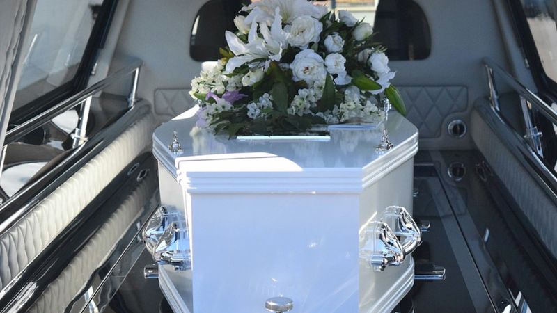 Przyszła na własnym pogrzeb, który zorganizował jej mąż. Mężczyzna myślał, że widzi ducha