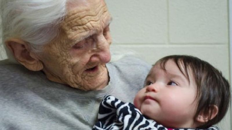 17 wzruszających zdjęć, na których dziadkowie po raz pierwszy spotykają swoje wnuczęta