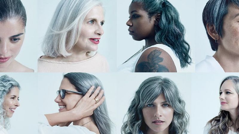 8 kobiet w różnym wieku, które z dumą prezentują swoje siwe czupryny. Nigdy nie czuły się lepiej