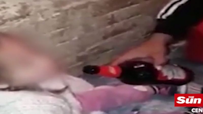 Wstrząsające nagranie pokazuje pijane dziecko, które rodzice zmuszają do palenia papierosów