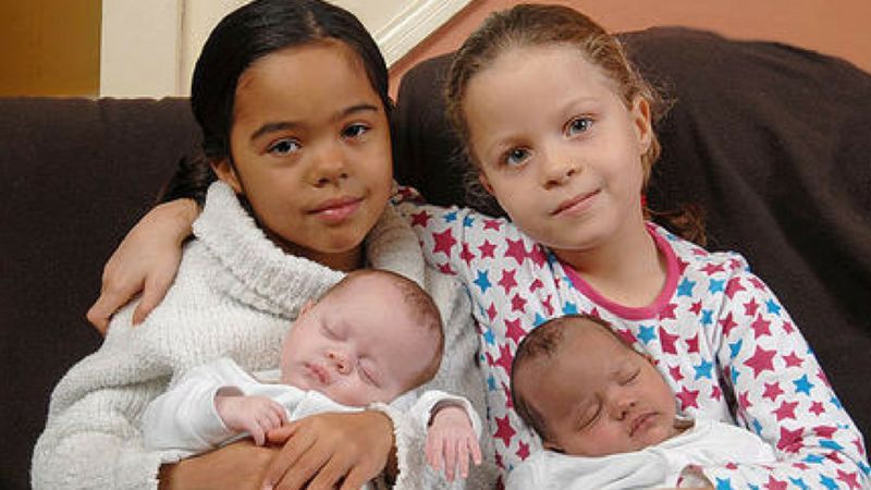 Kobieta urodziła bliźniaczki o różnym kolorze skóry. 7 lat później los ponownie zaskoczył rodzinę