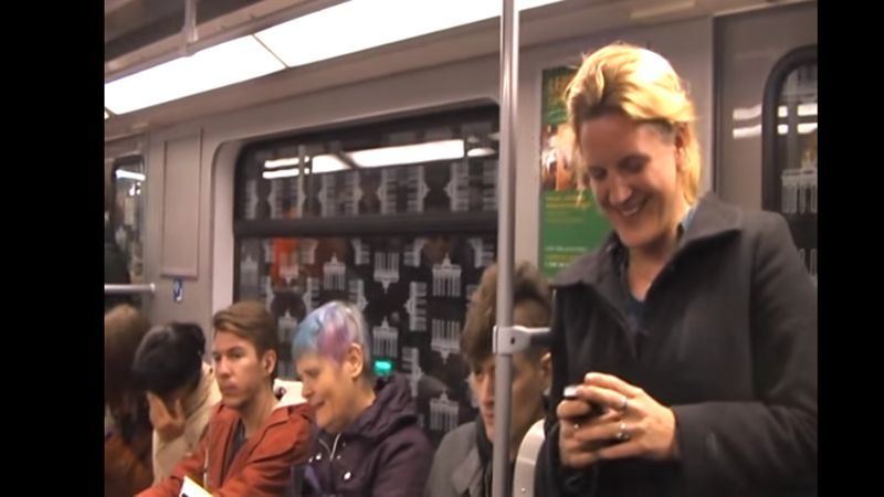 Kobieta czyta coś w telefonie i wybucha głośnym śmiechem. Pasażerowie musieli na to zareagować