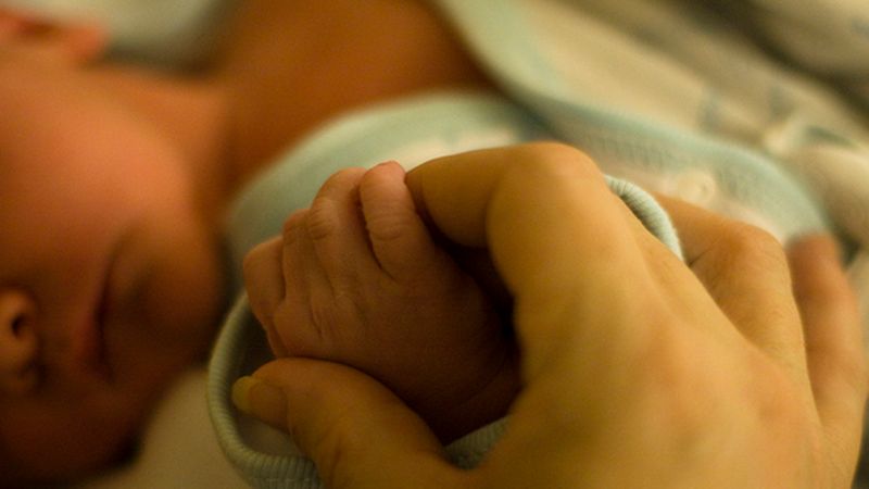 Mama zasnęła z 8-dniowym noworodkiem na kanapie. Obudził ją potworny krzyk męża