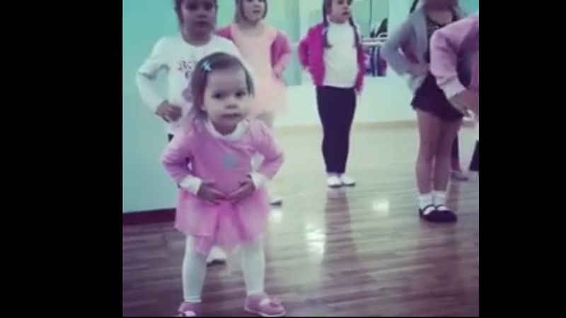 3-latka w szkole tańca nie mogła nadążyć za koleżankami więc wymyśliła własną choreografię