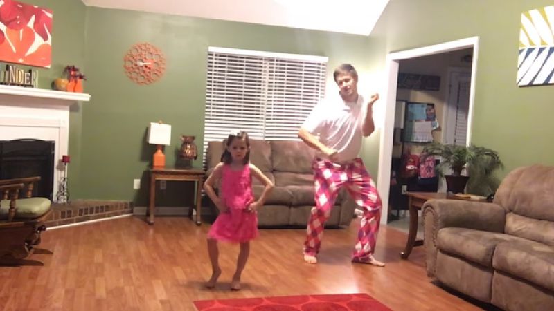 Tata z córką zatańczyli do ulubionej piosenki. Ich choreografia bije rekordy popularności