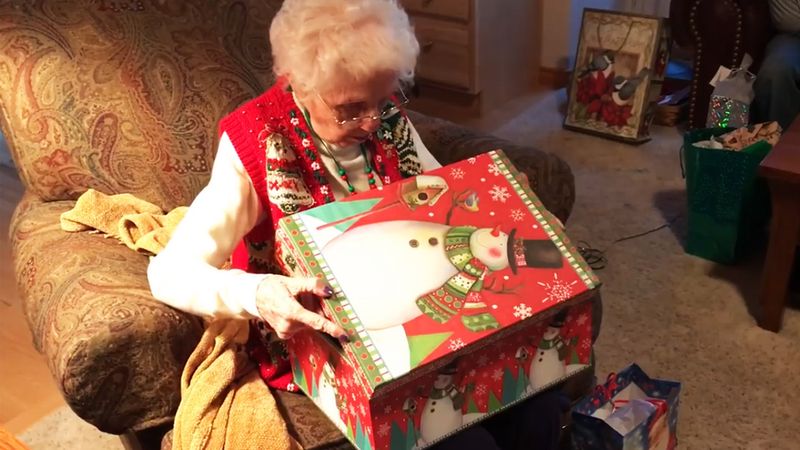 Babcia dostaje na święta ogromne pudełko. Gdy tylko je otwiera, ze wzruszenia zaczyna płakać