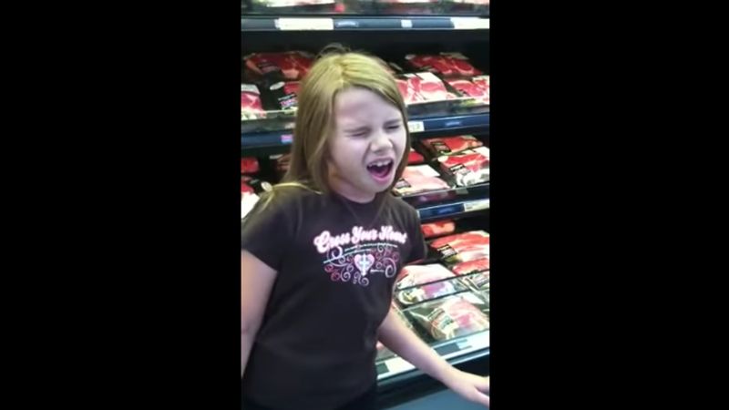 8-latka stanęła na środku sklepu i zaczęła śpiewać piosenkę Adele. Klientów zatkało