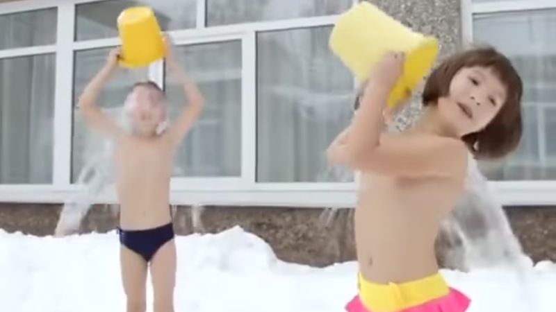 Wybiegają z przedszkola w samych kąpielówkach przy -20°C i polewają się wodą. Tak się hartują