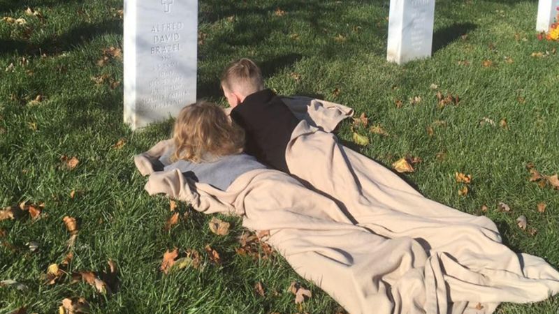 Rozścielili koc na grobie swojego taty i położyli się na nim. Mama zrobiła im zdjęcie