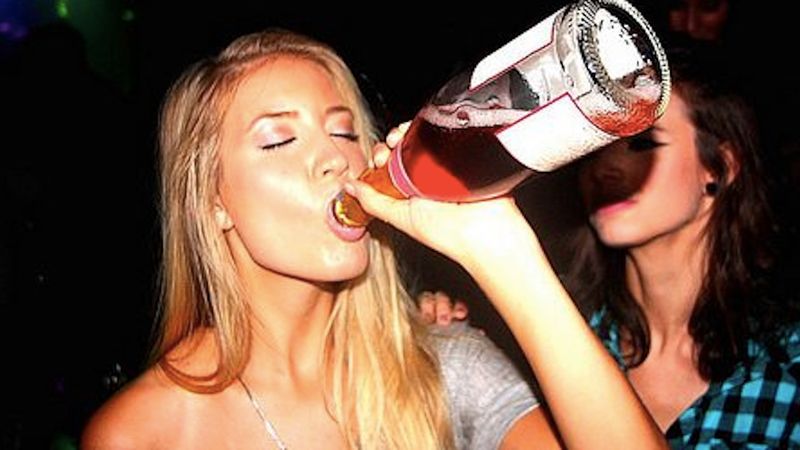 27 rzeczy, które robią kobiety, gdy wychodzą na imprezę. Faceci nie zdają sobie z tego sprawy