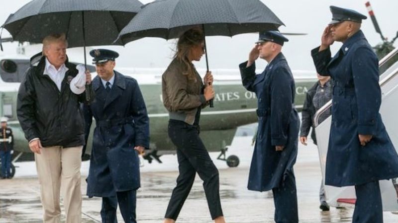 To zdjęcie Melanii Trump wywołało spory skandal. Przypatrz się mu uważnie
