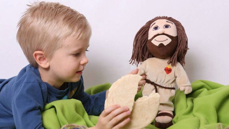 Pluszowa zabawka Pana Jezusa ma służyć do zabawy i modlitwy. Cena wydaje się być wygórowana…