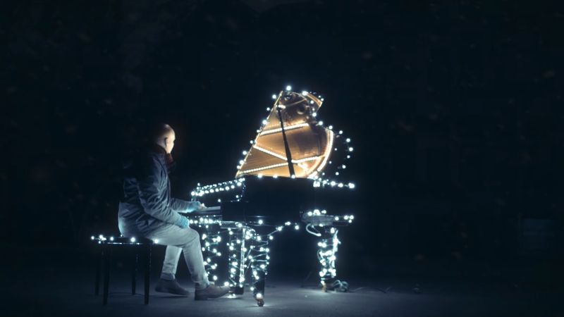 W środku nocy siada do oświetlonego pianina stojącego na ulicy. Nie do wiary, co się dzieje w oddali
