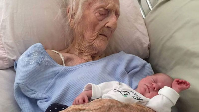 Oto najstarsza matka na świecie. Urodziła swoje siedemnaste dziecko w wieku 101 lat