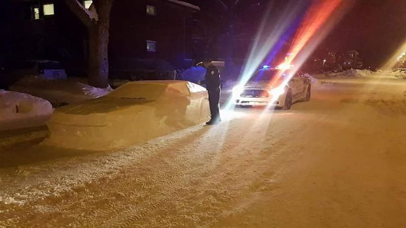 Ulepił auto ze śniegu, aby zrobić dowcip drogówce. Jednak to oni zaskoczyli jego