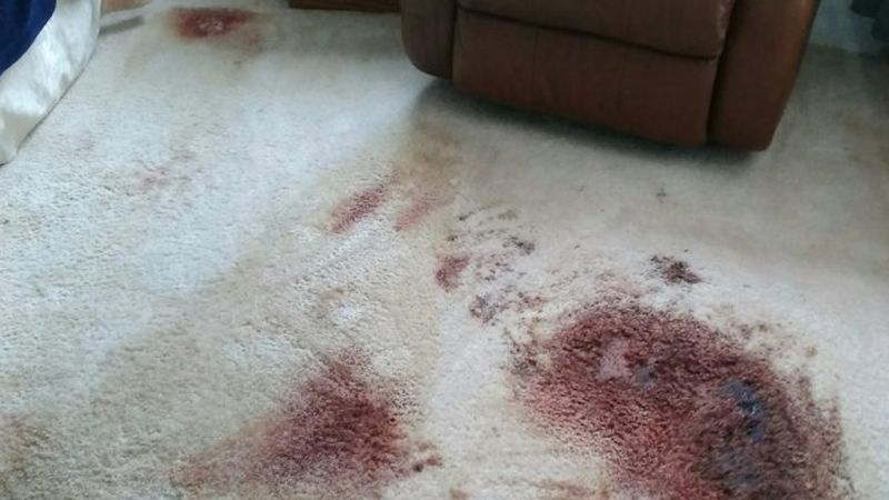 Poszedł odwiedzić 86-letnią babcię. W mieszkaniu na dywanie zauważył ślady krwi