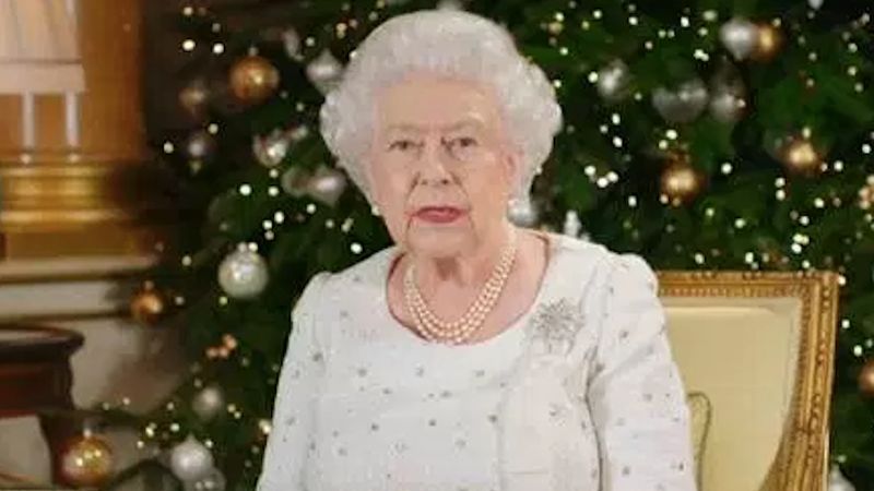 Królowa Elżbieta pozostawia świąteczne ozdoby do dnia 6 lutego. Kryje się za tym osobisty powód