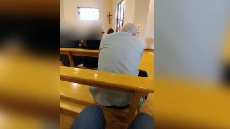 Podstępny tata przemycił coś do kościoła w nosidełku dziecka. To było silniejsze od niego