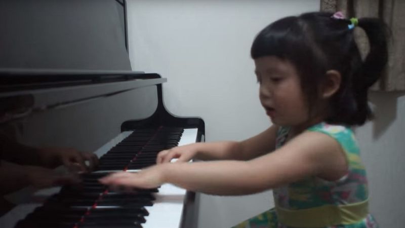 Kiedy usłyszycie jak ta 3-letnia dziewczynka gra na pianinie, gwarantujemy, że opadnie wam szczęka