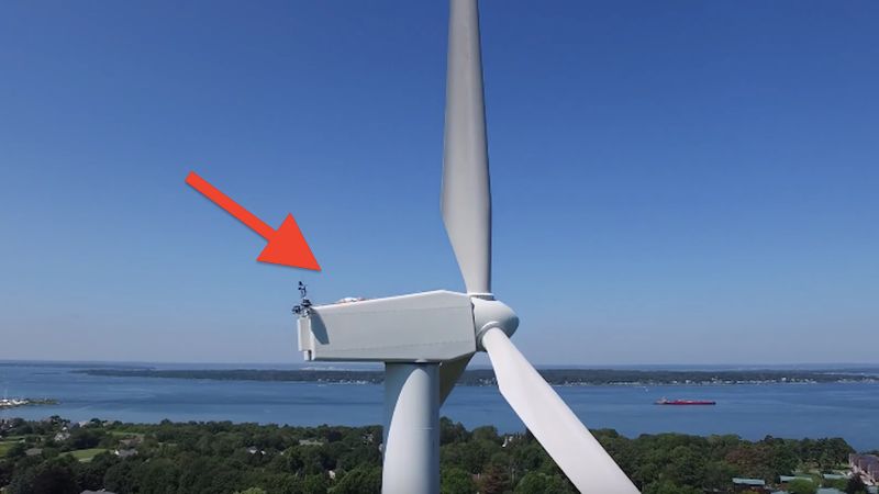 Dron rejestruje dziwną rzecz na szczycie turbiny wiatrowej. Taki widok to naprawdę rzadkość!