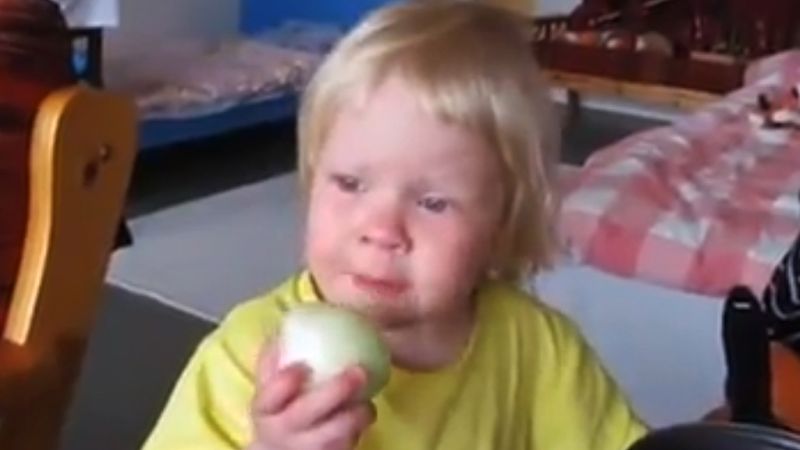Mama patrzy, jak dziecko je cebulę i to nagrywa. Internauci nie zostawiają na niej suchej nitki
