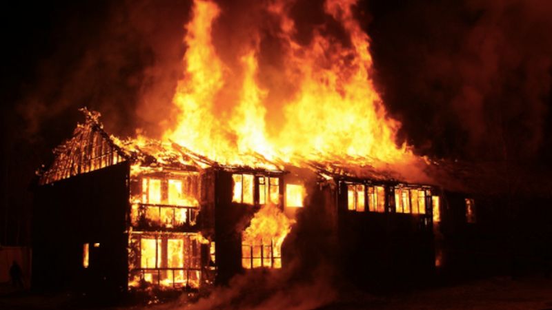 Rodzice rzucili się do ucieczki, gdy w domu wybuchł pożar. Nie pomyśleli, żeby zabrać dzieci