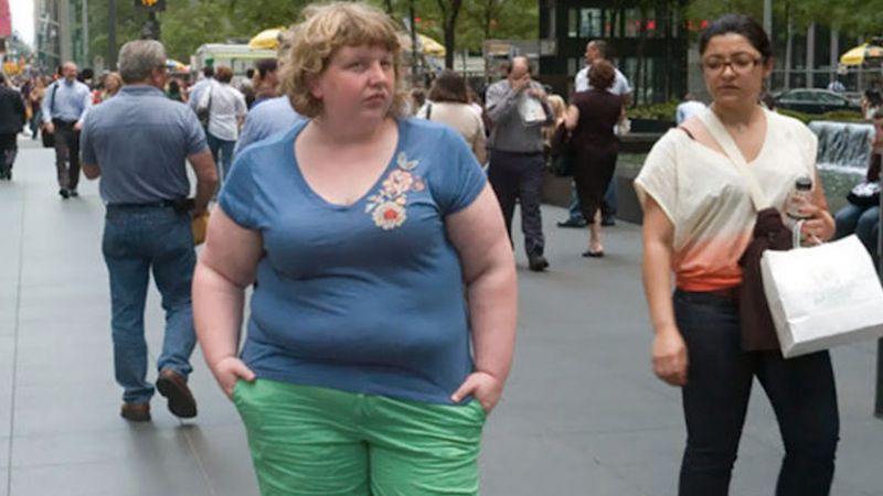 Robiła sobie zdjęcia w przypadkowych miejscach, aby pokazać, jak ludzie reagują na nadwagę innych