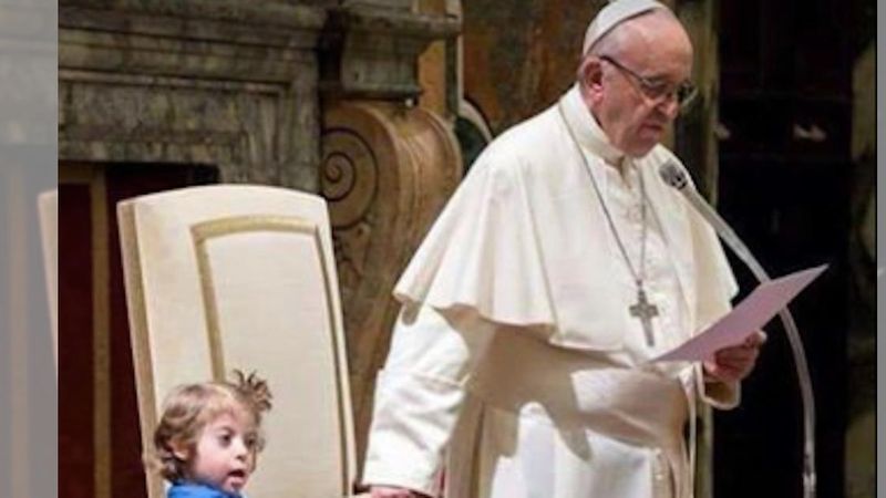 Dziewczynka z zespołem Downa podeszła w czasie mszy do papieża. Zareagował w piękny sposób