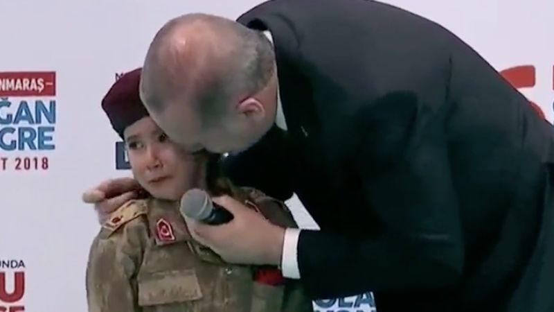 Prezydent Turcji na oczach tłumu wyszeptał 6-latce: „Zostań męczennikiem, a uhonoruję Cię”