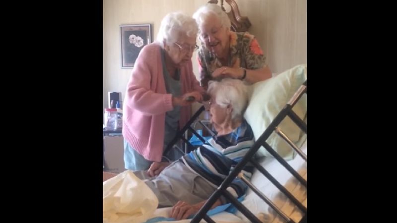 Odwiedziły w szpitalu swoją 90-letnią siostrę. Ich spotkanie jest dowodem prawdziwej miłości