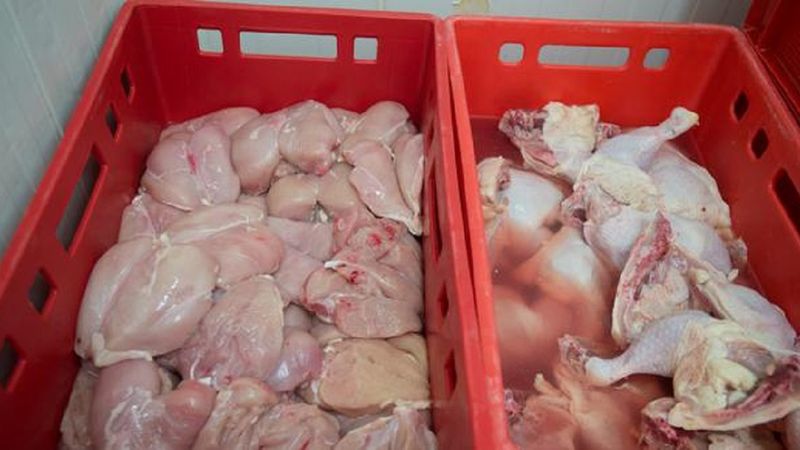 Oszuści sprzedawali „napompowane” kurczaki producentom wędlin. Póki co wiadomo o 42 tonach