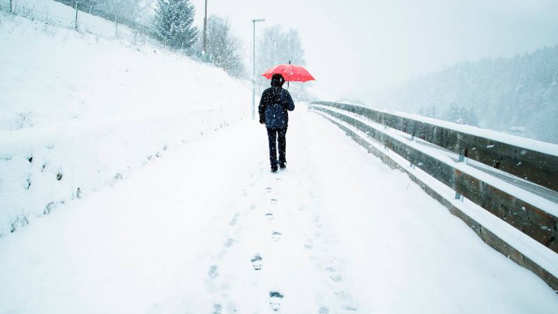 Młody mężczyzna szedł pieszo w okropną pogodę. Nie miał pojęcia, że jest wnikliwe obserwowany