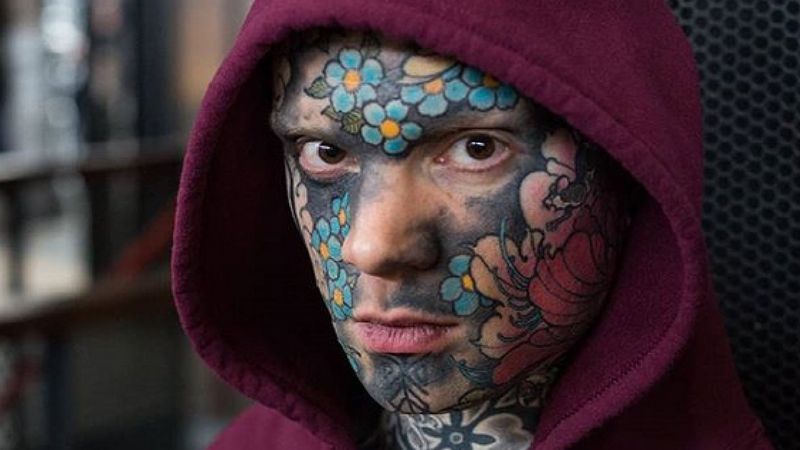 Jego ciało pokrywają tatuaże, mimo to pracuje w ukochanym zawodzie. Trudno uwierzyć, w jakim
