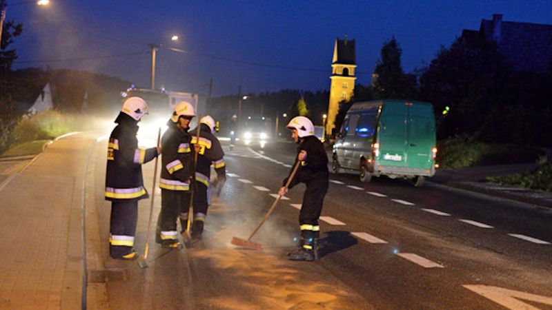 Strażacy usuwali w nocy olej z jezdni. Nagle z auta wybiegł roztrzęsiony mężczyzna, krzycząc