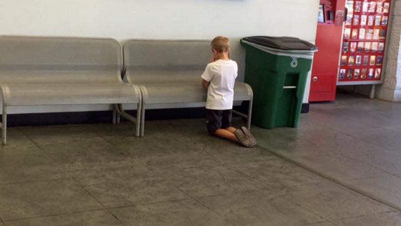 Zgubiła synka w czasie zakupów. Po długich poszukiwaniach znalazła go klęczącego pod ścianą