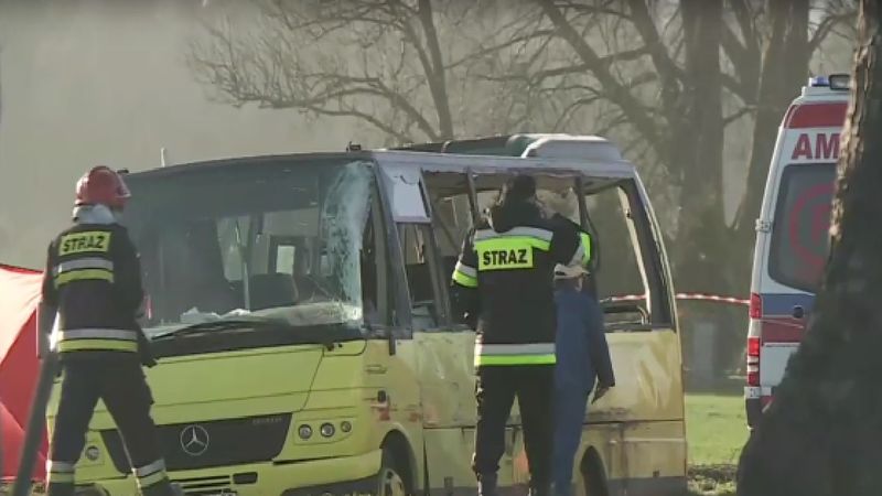 Szkolny autobus zderzył się z wyprzedzającą ciężarówką. Dwóch uczniów zginęło na miejscu