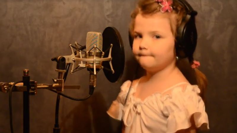 6-latka zaśpiewała popularną piosenkę zespołu Piersi. Niektórzy twierdzą, że przebiła oryginał