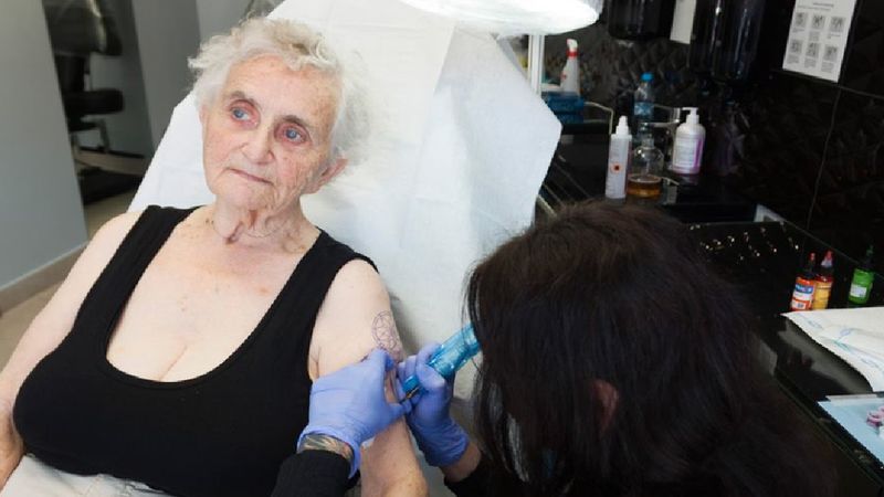 80-latka ze Świnoujścia przyszła do studia tatuażu. Po chwili zdecydowała się na odważny krok