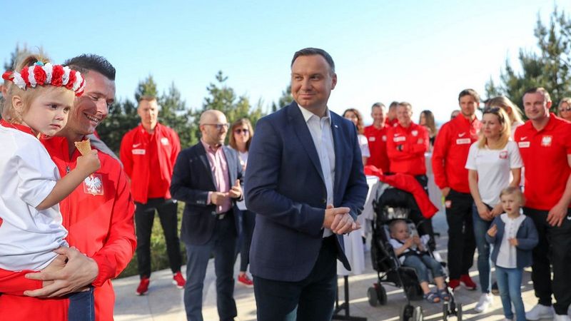 Duda pomógł znieść wózek z dzieckiem reprezentanta Polski. Zdjęcie jest gorąco komentowane
