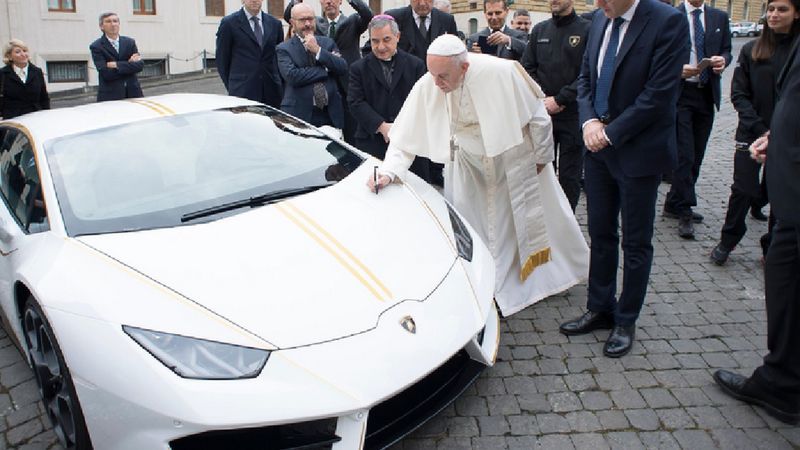 Podarowane papieżowi lamborghini zostało sprzedane. Kwota, za jaką zostało kupione, imponuje