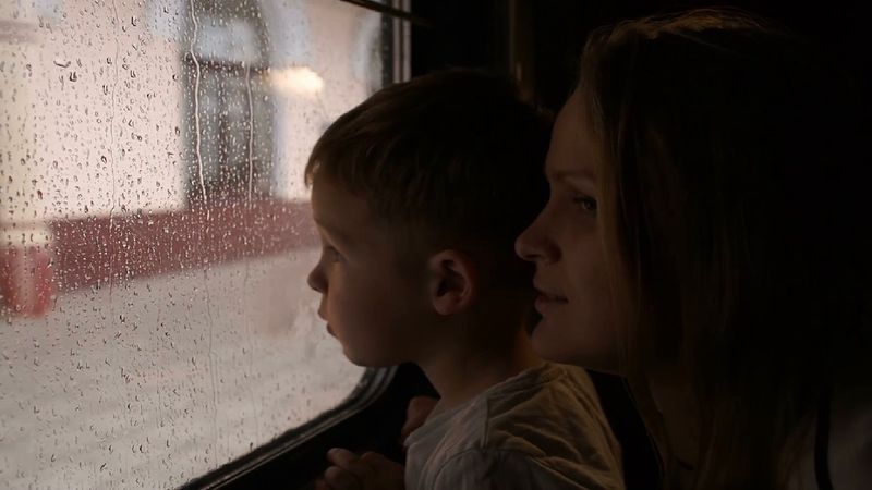 Mama dziecka kazała wyłączyć pasażerce pociągu film, który oglądała. Kobieta ją zignorowała
