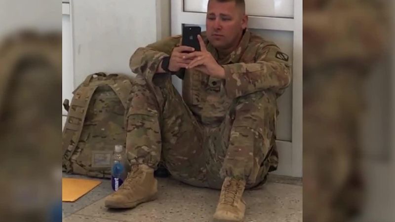 Wojskowy ogląda narodziny córki na telefonie, bo nie może być przy żonie. Wideo chwyta za serce