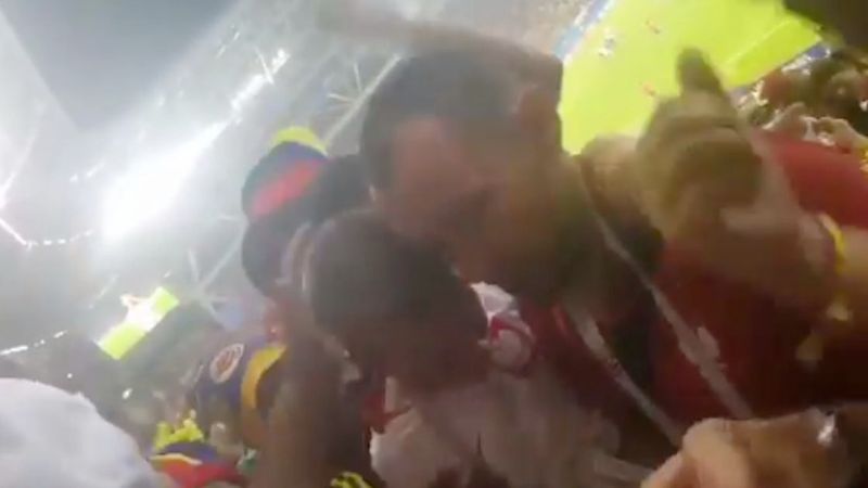 Mały chłopiec płacze po meczu z Kolumbią. Wtedy do akcji wkraczają kibice drużyny przeciwnej