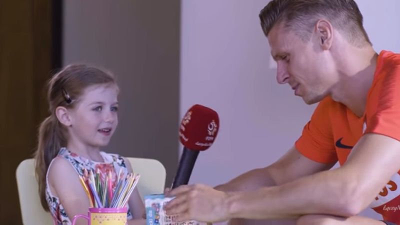 6-letnia Laura przeprowadziła wywiad z polską reprezentacją. Bardzo zaskoczyła piłkarzy swoimi pytaniami