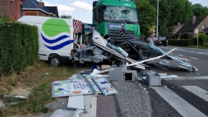 Polski kierowca staranował 5 aut. Chwilę później wyskoczył nagi z kabiny i zaczął uciekać