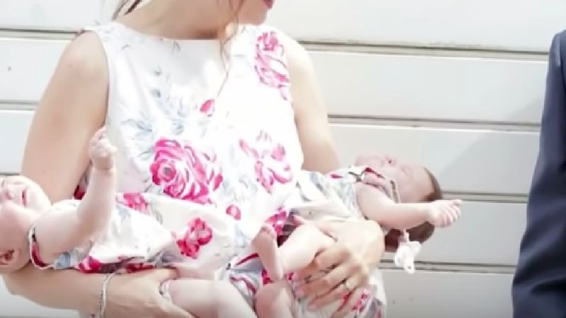Urodziła bliźniaczki. 30 minut później podszedł do niej lekarz i powiedział „przepraszam”